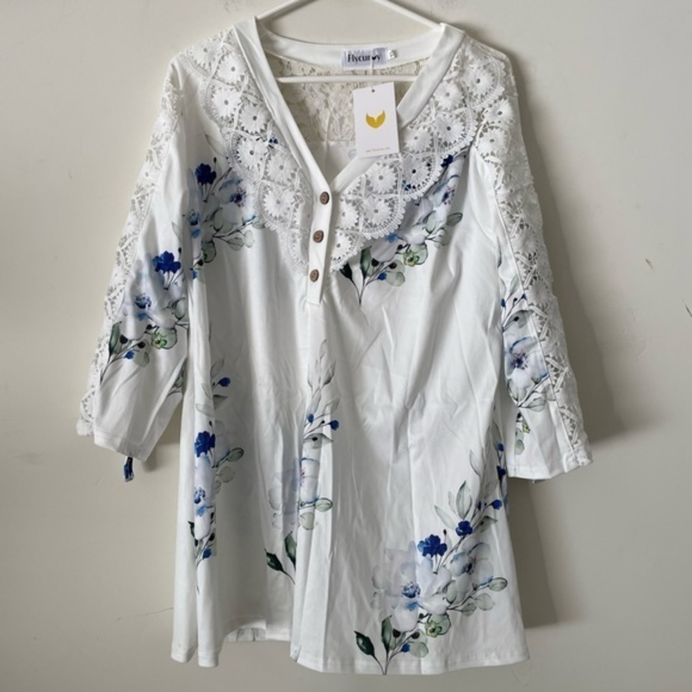 Flycurvy blouse. Ladies size XL. Stretching and comfortable